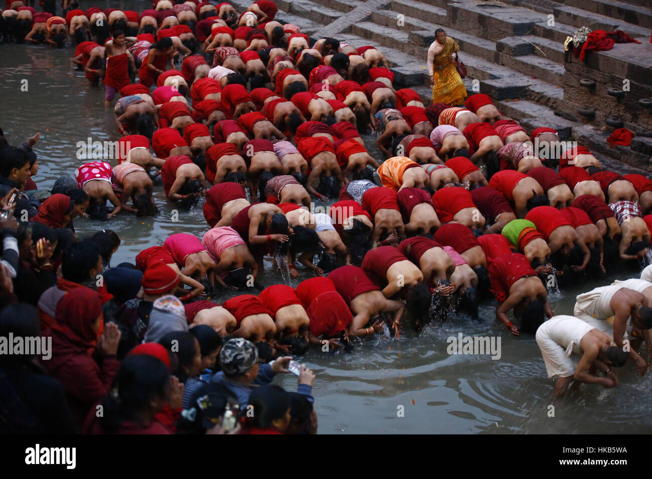 Katmandou, Népal. 27 Jan, 2017. Les dévots hindous népalais prendre une immersion sainte lors de la rivière Bagmati au cours du mois Swasthani Bratakatha-long festival au Temple Pashupathinath à Katmandou, au Népal. Les dévots récitent la Sainte Écriture et les femmes de prier pour le bien-être de leurs conjoints tout au long du mois-long jeûne. Credit : Skanda Gautam/ZUMA/Alamy Fil Live News Banque D'Images