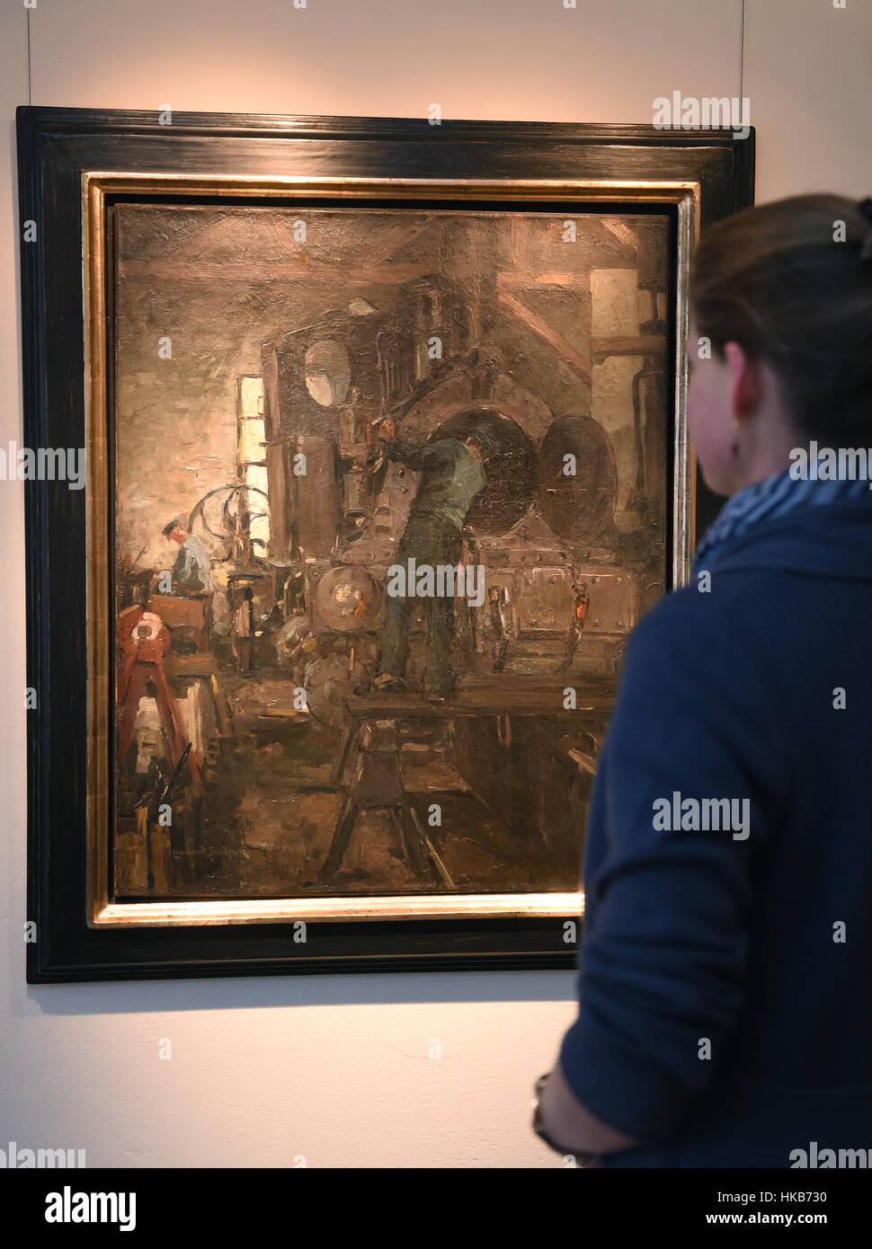 Brême, Allemagne. 25 Jan, 2017. Katja Pourshirazi, directeur de l'Overbeck Museum, contemple une peinture de Leonhard Sandrock, 'Im Lokomotivschuppen" (lit. "Dans le hangar de locomotive') à Brême (Allemagne), 25 janvier 2017. L'exposition présente le travail de la peintre impressionniste Sandrock (1867-1945) qui ont essayé de capturer l'industrialisation progressive. L'exposition peut être vu à partir du 29 janvier au 26 mars 2017. Photo : Carmen Jaspersen/dpa/Alamy Live News Banque D'Images