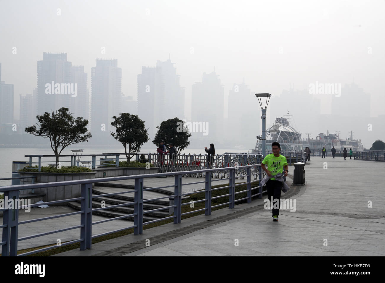 Shanghai, Chine. 27 Jan, 2017. Jogger sur le Bund de Shanghai de la pollution de pointe. - Gilles Aygalenq/Le Pictorium Crédit : Le Pictorium/Alamy Live News Banque D'Images