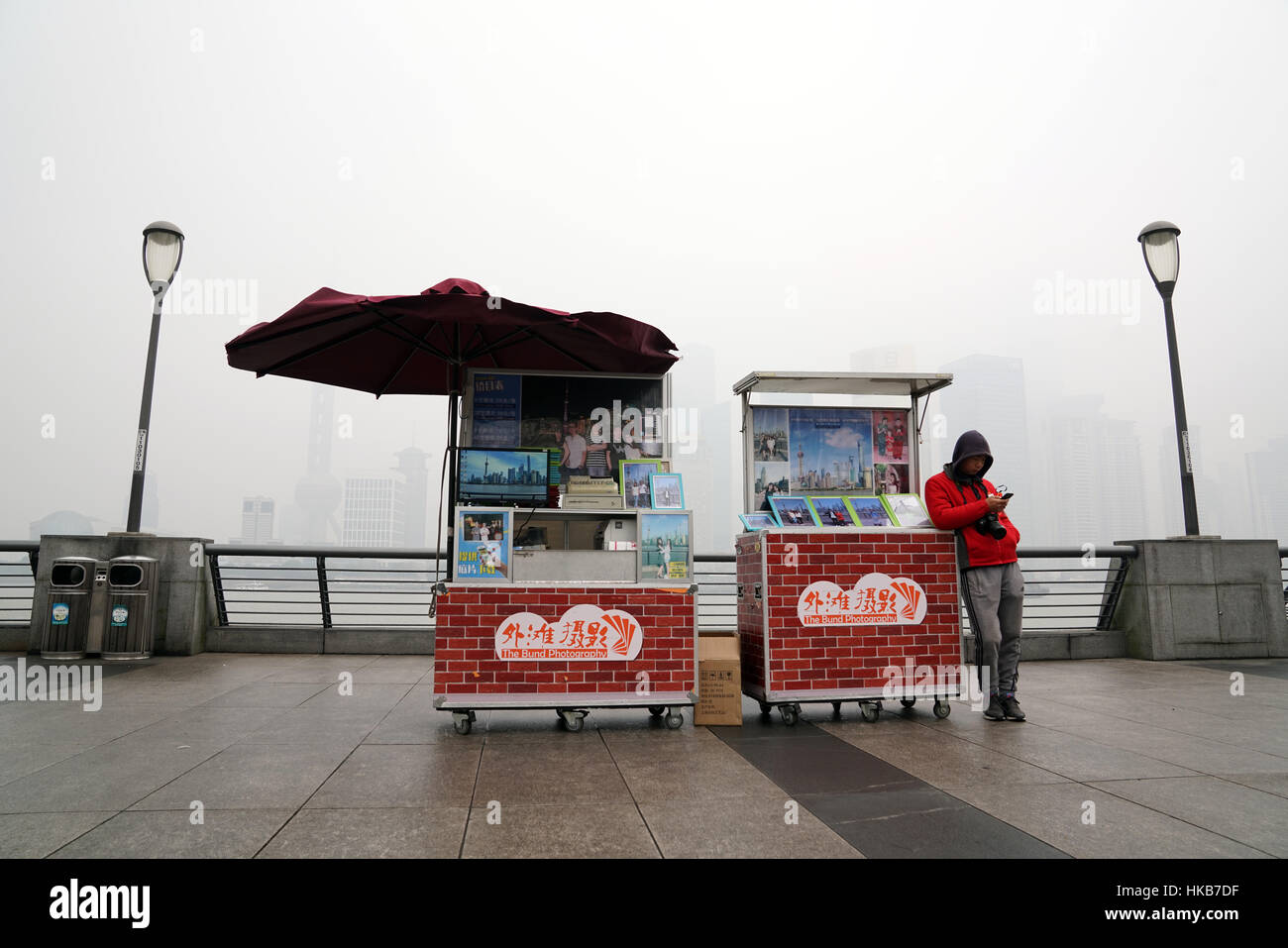 Shanghai, Chine. 27 Jan, 2017. Les touristes photographie acheter sur le Bund de Shanghai de la pollution de pointe. - Gilles Aygalenq/Le Pictorium Crédit : Le Pictorium/Alamy Live News Banque D'Images