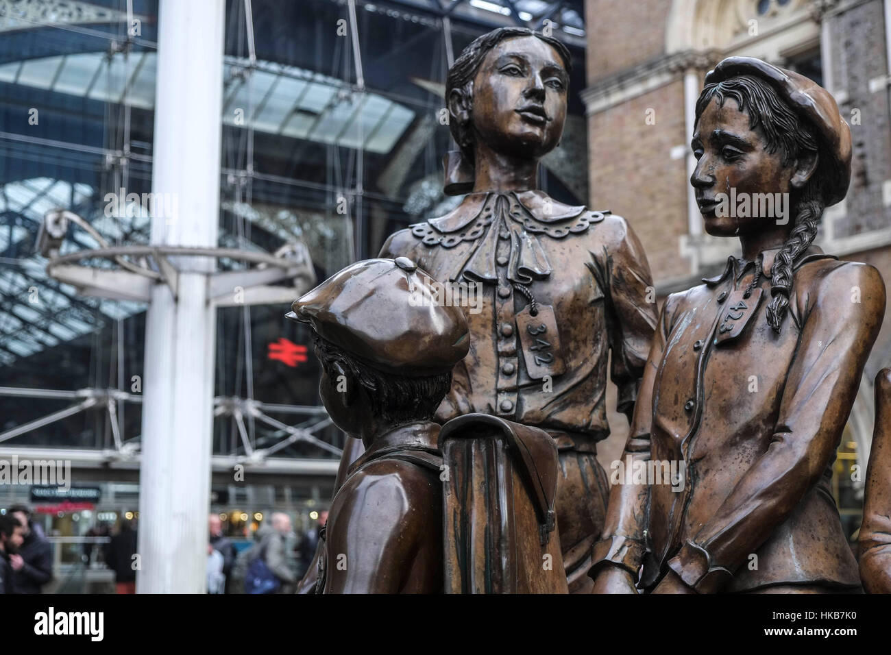 Londres, Royaume-Uni. 27 janvier 2017. Holocaust Memorial Day commémore la libération d'Auschwitz-Birkenau par les troupes soviétiques. Monument aux enfants de la Kindertransport, principalement 10 000 enfants juifs qui ont fui l'Europe nazie en 1938 et 1939 et s'enfuit à Londres en train en arrivant à la gare de Liverpool Street. © claire doherty/Alamy Live News Banque D'Images