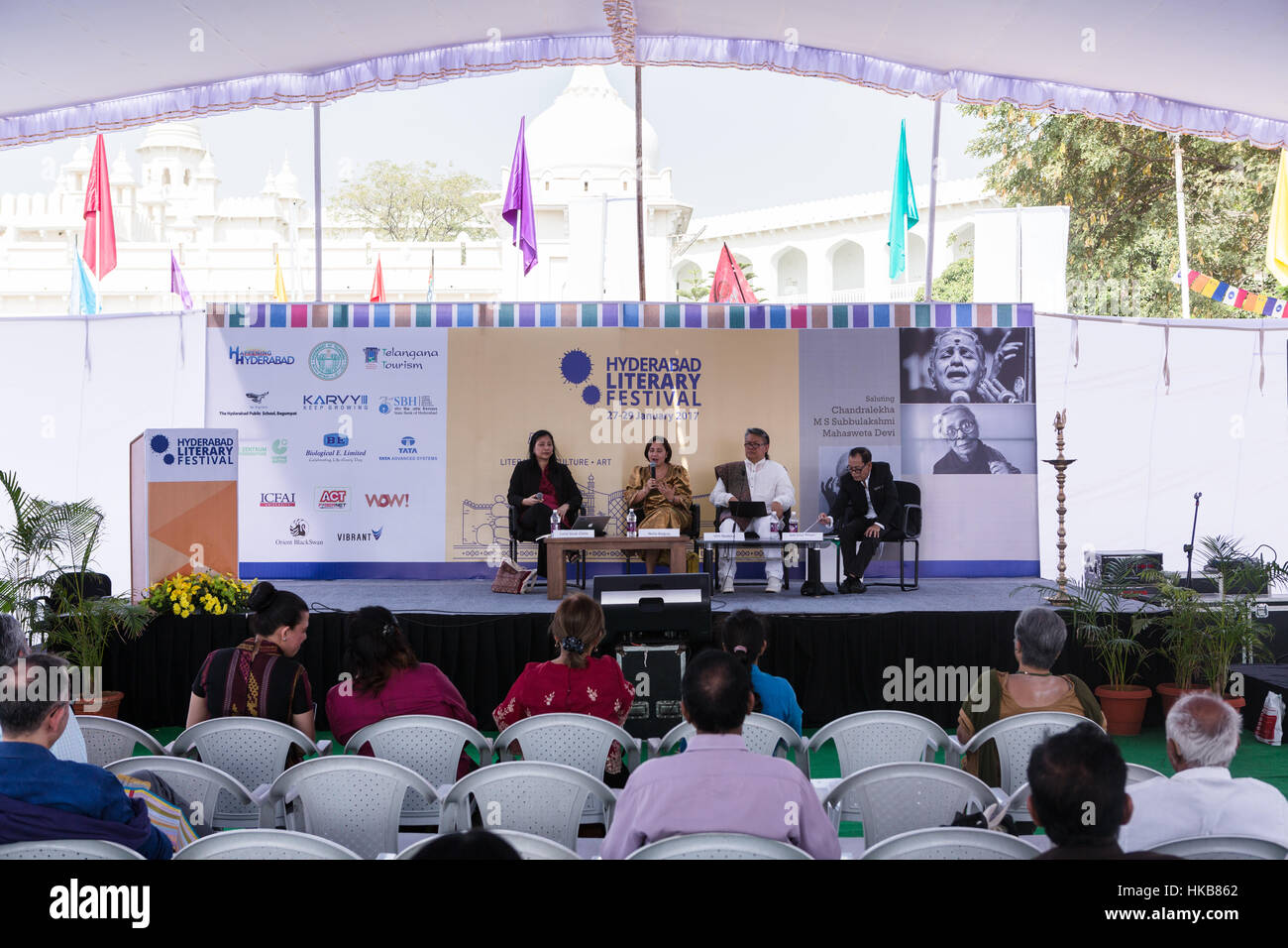 Hyderabad, Inde. 27 Jan, 2017. (De G à D) Luna Sicat-Cleto Balgoa, Nelia, Vim Nadera et Jun Cruz Reyes parler à 'l'Écriture comme l'héroïsme' session au Festival littéraire d'Hyderabad Le 27 janvier 2017 à Hyderabad, en Inde. Festival littéraire de Hyderabad est un projet multi-disciplinaire, multi-lingue, événement qui attire plus d'une centaine d'écrivains, artistes, universitaires, chercheurs, éditeurs de l'Inde et à l'étranger chaque année.Sanjay Borra/Alamy Live News Crédit : Sanjay Borra/Alamy Live News Banque D'Images