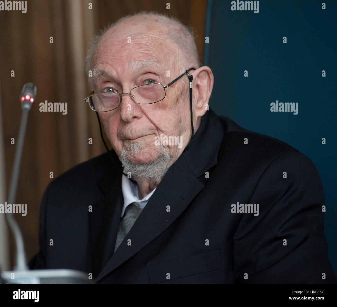 Brentwood, 27 janvier 2017, Edgar Guest parle aux élèves de l'International Holocaust Memorial Day 2017 Crédit : exposition Ian Davidson/Alamy Live News Banque D'Images