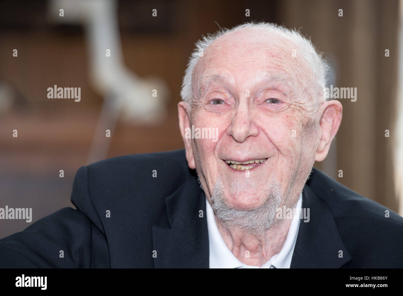 Brentwood, 27 janvier 2017, Edgar Guest, un holcaust survivant, parle aux étudiants à l'International Le Jour commémoratif de l'exposition Holcaust 2017 Crédit : Ian Davidson/Alamy Live News Banque D'Images