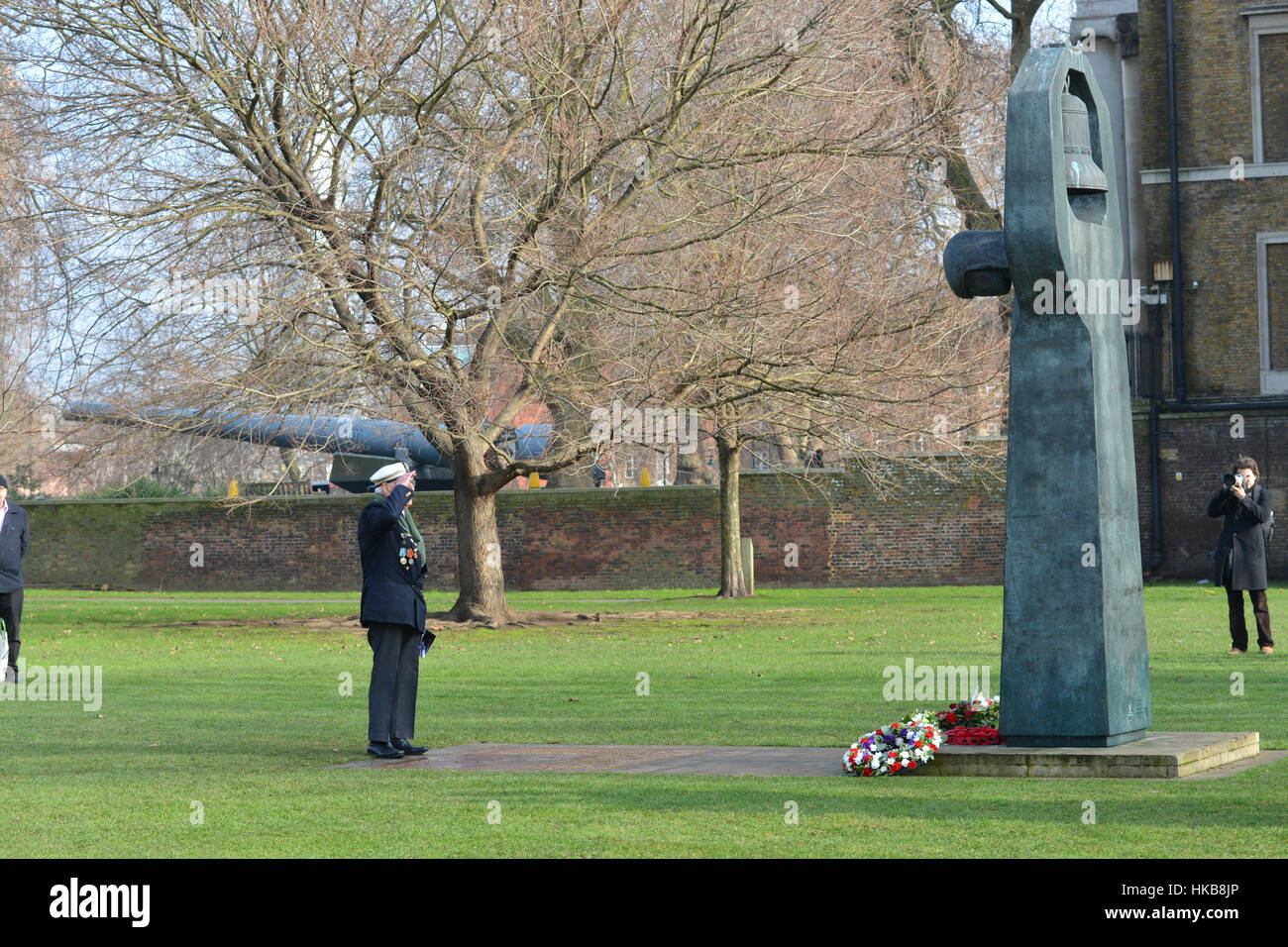 Imperial War Museum, Londres, Royaume-Uni. 27 janvier 2017. De gerbes au Monument commémoratif de guerre soviétique. Jour commémoratif de l'holocauste est commémoré à l'Imperial War Museum organisée par Southwark Conseil et IWM. 'HMD marque la date de la libération des camps de concentration et d'extermination d'Auschwitz par l'Armée rouge soviétique en 1945." Photo : Matthieu Chattle/Alamy Live News Banque D'Images