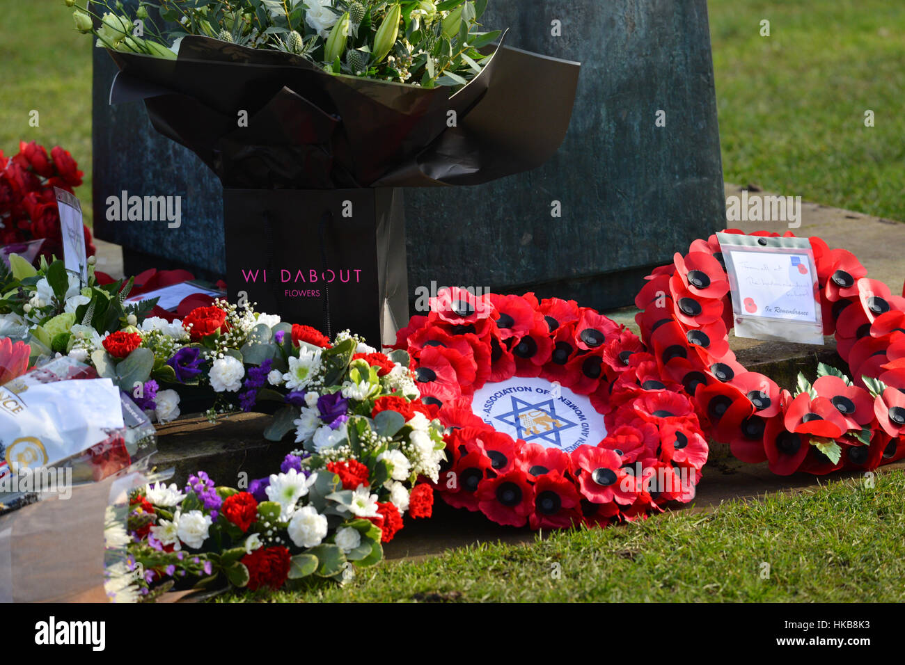 Imperial War Museum, Londres, Royaume-Uni. 27 janvier 2017. De gerbes au Monument commémoratif de guerre soviétique. Jour commémoratif de l'holocauste est commémoré à l'Imperial War Museum organisée par Southwark Conseil et IWM. 'HMD marque la date de la libération des camps de concentration et d'extermination d'Auschwitz par l'Armée rouge soviétique en 1945." Photo : Matthieu Chattle/Alamy Live News Banque D'Images