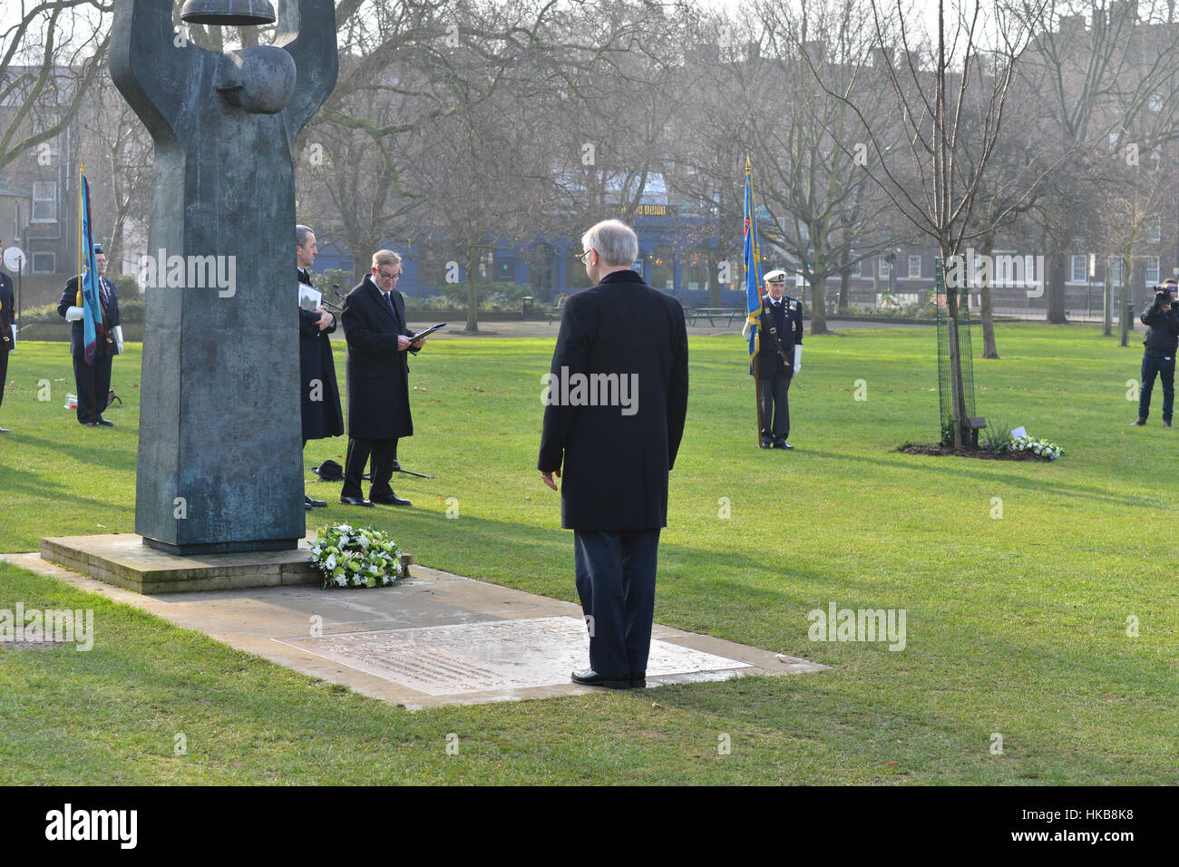 Imperial War Museum, Londres, Royaume-Uni. 27 janvier 2017. De gerbes au Monument commémoratif de guerre soviétique. Jour commémoratif de l'holocauste est commémoré à l'Imperial War Museum organisée par Southwark Conseil et IWM. 'HMD marque la date de la libération des camps de concentration et d'extermination d'Auschwitz par l'Armée rouge soviétique en 1945." Photo : Matthieu Chattle/Alamy Live News Banque D'Images