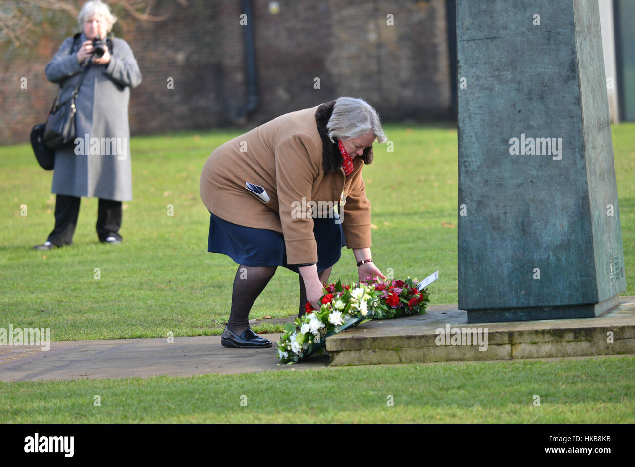 Imperial War Museum, Londres, Royaume-Uni. 27 janvier 2017. De gerbes au Monument commémoratif de guerre soviétique. Jour commémoratif de l'holocauste est commémoré à l'Imperial War Museum organisée par Southwark Conseil et IWM. 'HMD marque la date de la libération des camps de concentration et d'extermination d'Auschwitz par l'Armée rouge soviétique en 1945." Photo : Matthieu Chattle/Alamy Live News Banque D'Images
