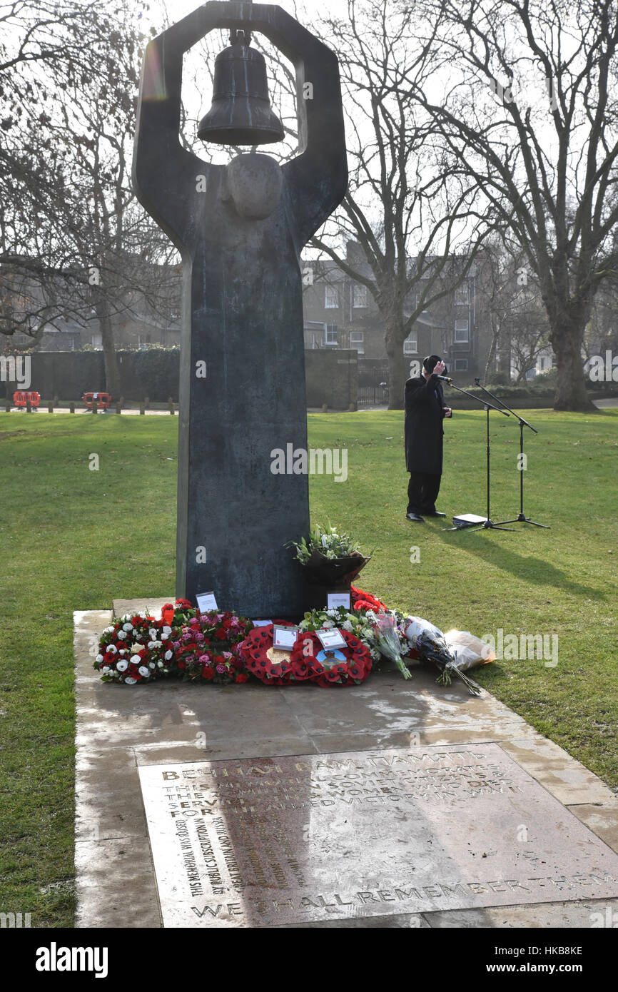 Imperial War Museum, Londres, Royaume-Uni. 27 janvier 2017. De gerbes au Monument commémoratif de guerre soviétique. Jour commémoratif de l'holocauste est commémoré à l'Imperial War Museum organisée par Southwark Conseil et IWM. 'HMD marque la date de la libération des camps de concentration et d'extermination d'Auschwitz par l'Armée rouge soviétique en 1945." Photo : Matthieu Chattle/Alamy Live News Banque D'Images