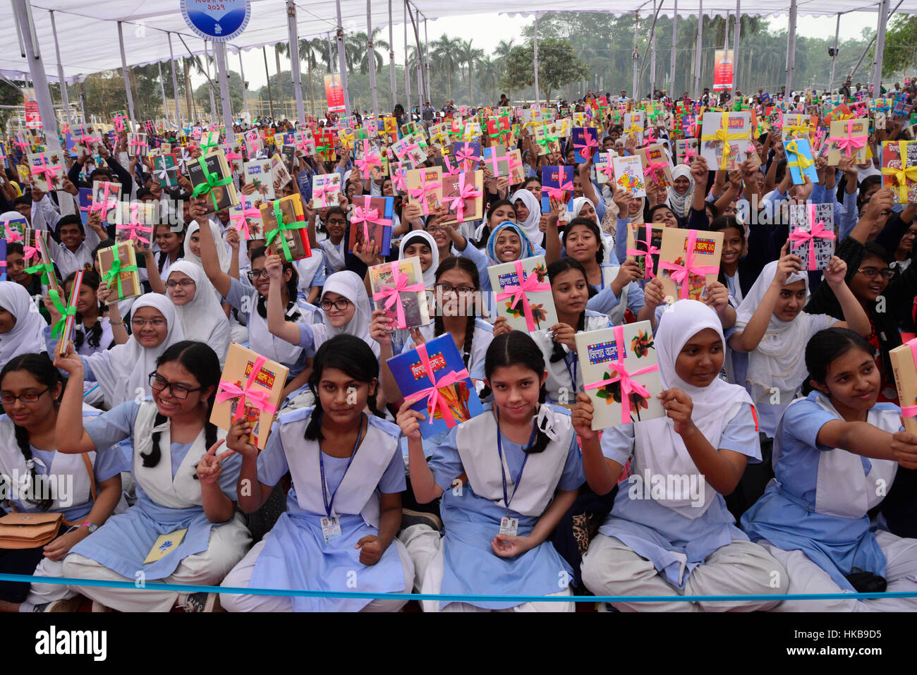 Dhaka, Bangladesh. 27 Jan, 2017. Les élèves des écoles bangladaises lever leurs mains avec des livres au programme des gagnants d'un concours de lecture de livres organisée par Bishwo Shahitto World-Literature Les (Centre) à Sohrawardi Uddan Park à Dhaka, au Bangladesh. Le 27 janvier 2017. 5 698 élèves de 111 écoles différentes de Dhaka division a participé au programme des gagnants d'un concours de lecture de livres organisée par Bishwo Shahitto World-Literature Les (Centre) à Ramna Park à Dhaka, au Bangladesh. Mamunur Rashid/crédit : Alamy Live News Banque D'Images