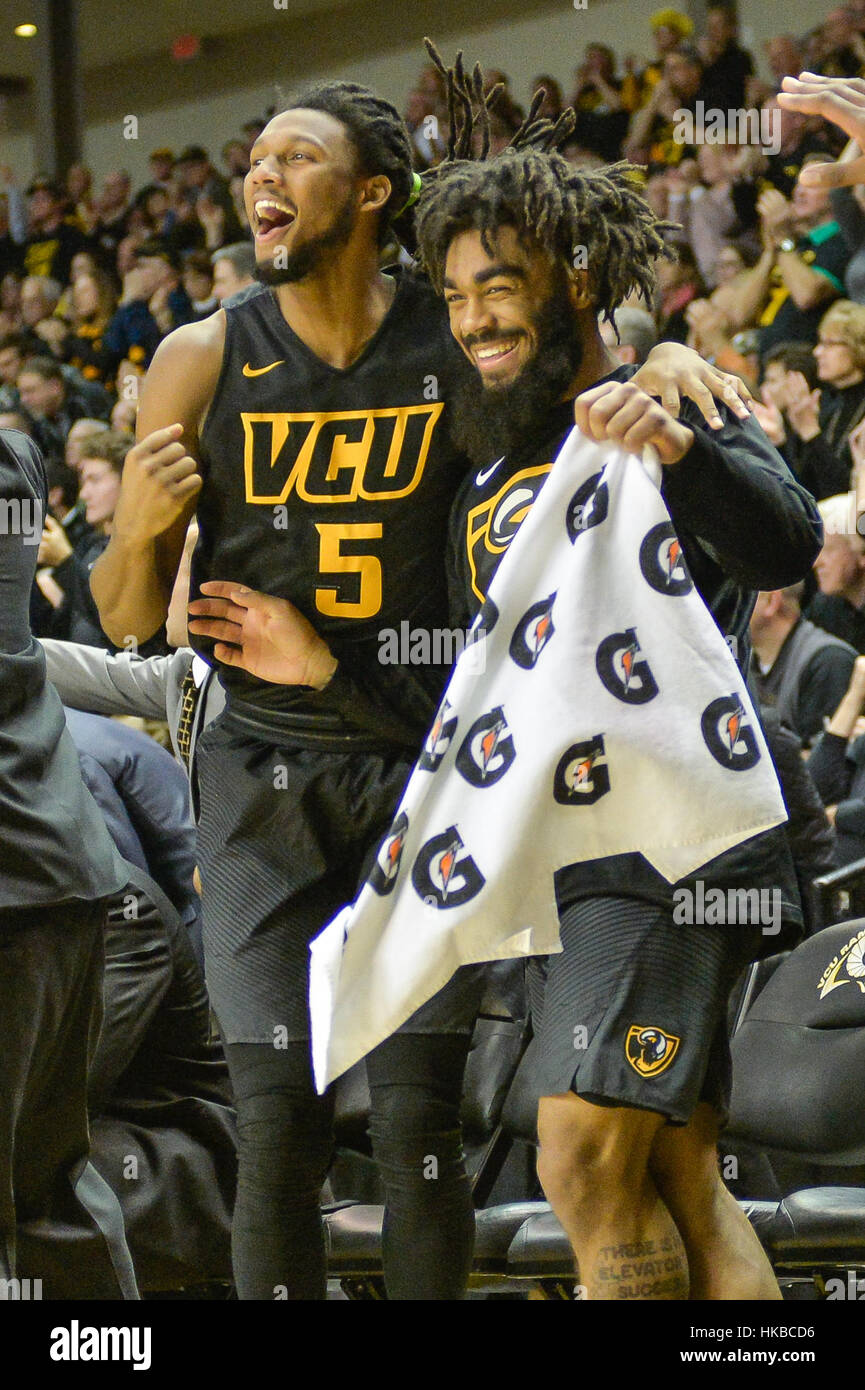 Richmond, USA. 27 Jan, 2017. Doug Brooks (5) et Jonathan Williams (10) célébrer au cours de la deuxième moitié de la partie tenue à E.J. À l'Arène Wade Stuart C. Siegel Center, Richmond, Virginie. Credit : Amy Sanderson/ZUMA/Alamy Fil Live News Banque D'Images