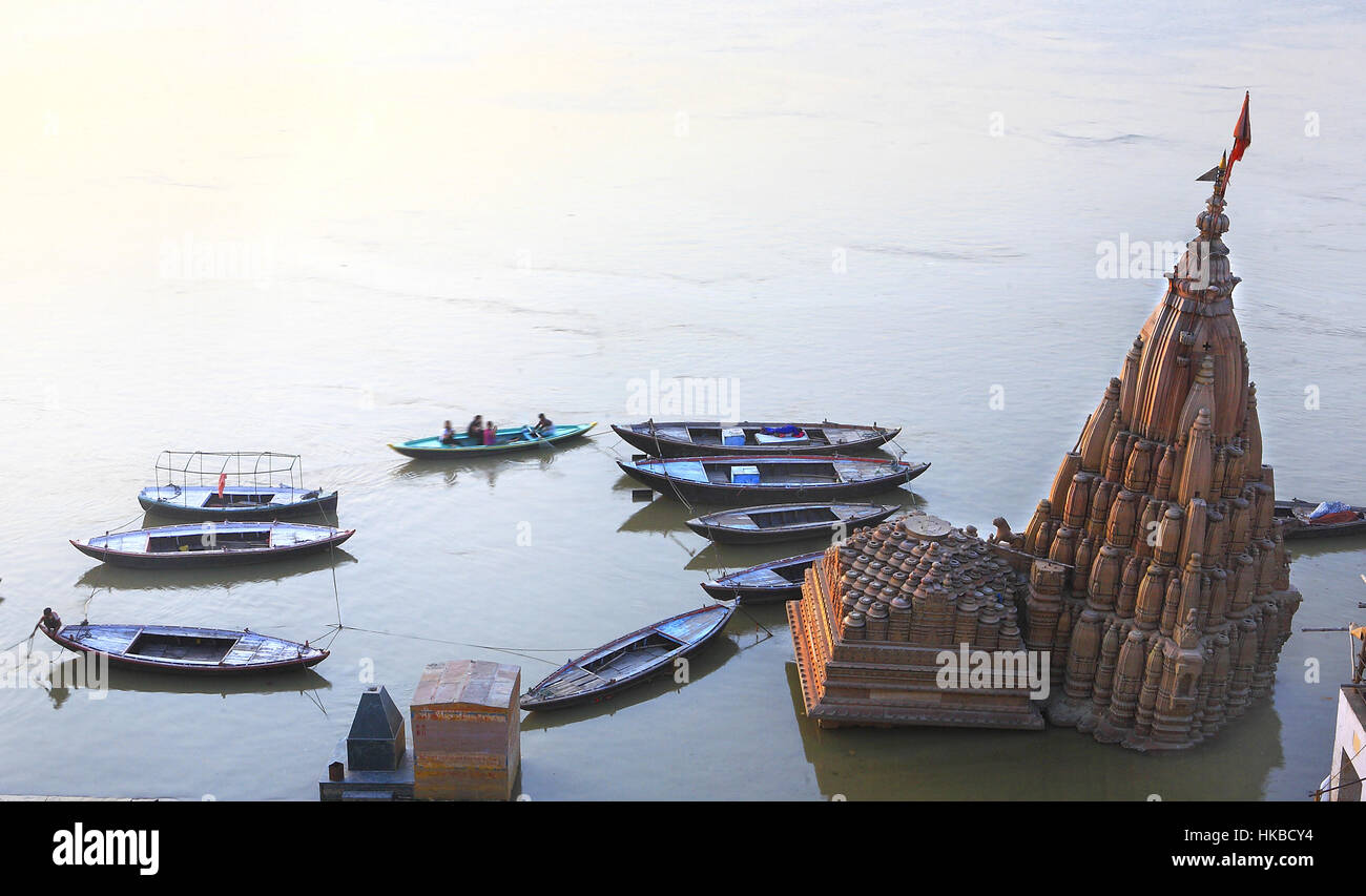 Varanasi, Inde. 12 octobre 2009. 12 Oct 2009, Varanasi - INDE.un temple hindou du dieu Shiva submergé dans les inondations de la rivière Sainte Ganga. Credit : Subhash Sharma/ZUMA/Alamy Fil Live News Banque D'Images