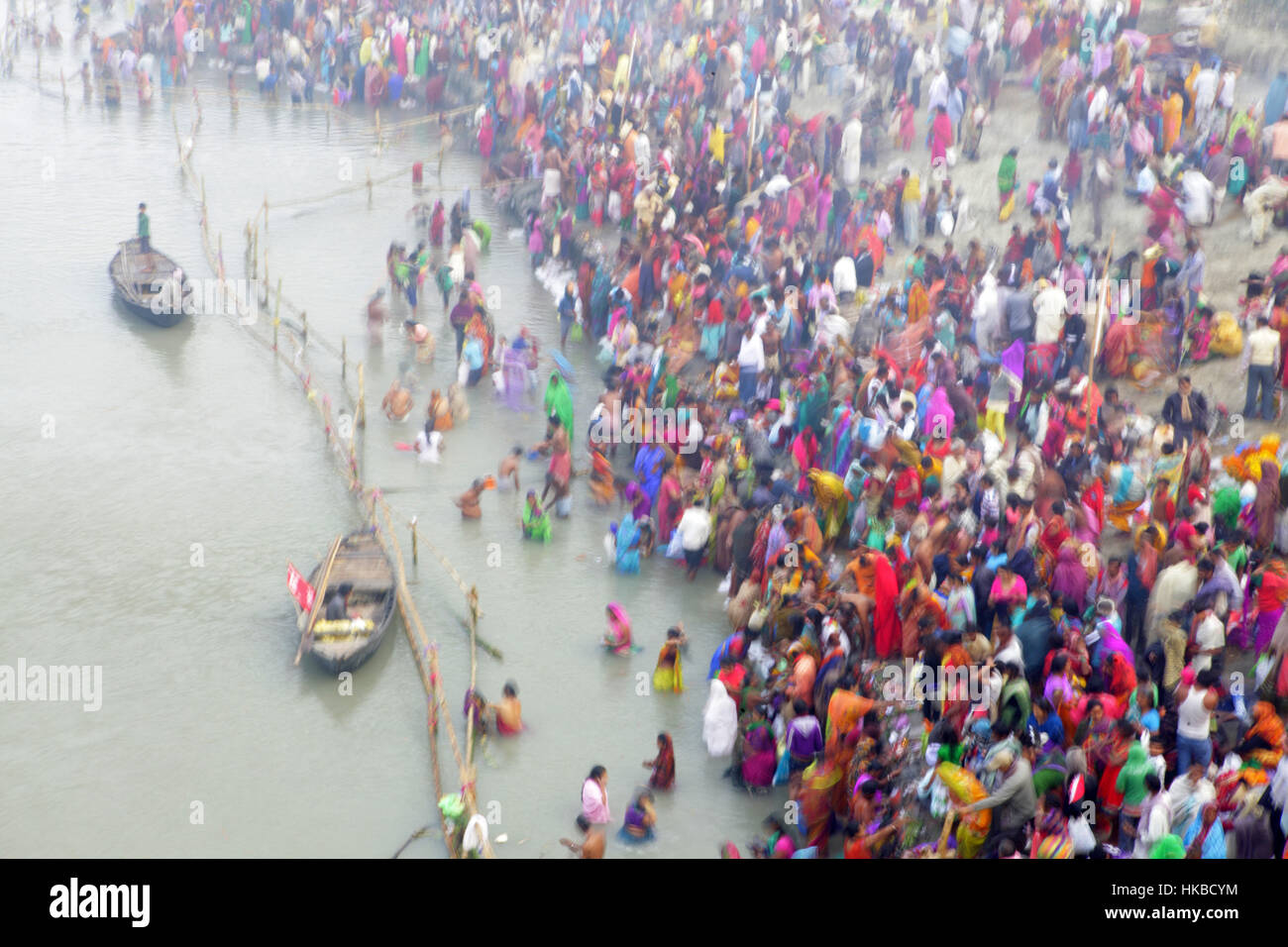 Soanpur, Bihar, Inde. 25Th Nov, 2015. 25 Nov 2015 - Soanpur - INDE.hommes & femmes hindoues se précipiter pour offrir des prières pour le fleuve sacré Gandhak Soanpur pendant juste Bovins dans Bihar, Inde. Credit : Subhash Sharma/ZUMA/Alamy Fil Live News Banque D'Images