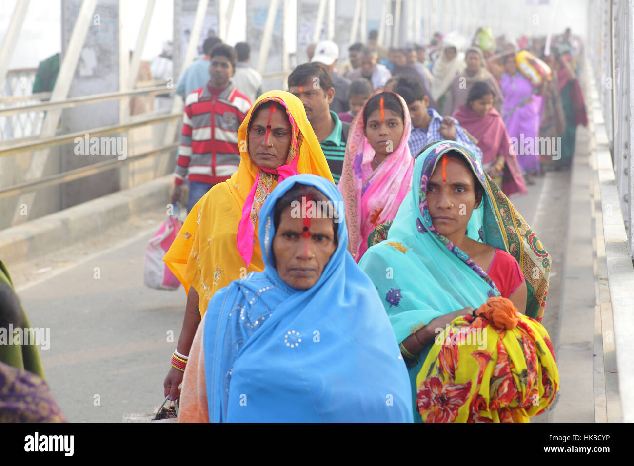 Soanpur, Bihar, Inde. 25Th Nov, 2015. 25 Nov 2015 - Soanpur - INDE.Femmes Hindu se précipiter pour offrir des prières pour le fleuve sacré Gandhak Soanpur pendant juste Bovins dans Bihar, Inde.traditionnellement l'Inde est un très société dominée par les hommes. Credit : Subhash Sharma/ZUMA/Alamy Fil Live News Banque D'Images