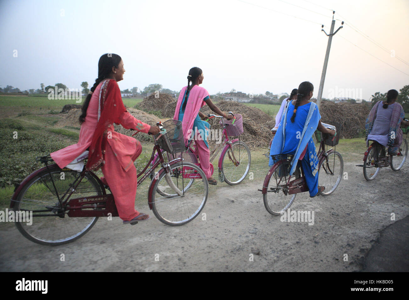 Patna, Bihar, Inde. Apr 28, 2010. 28 avril 2010 - Patna - INDE.Pour circuler à bicyclette comme retour de l'école.L'Inde est traditionnellement un très société dominée par les hommes. Credit : Subhash Sharma/ZUMA/Alamy Fil Live News Banque D'Images