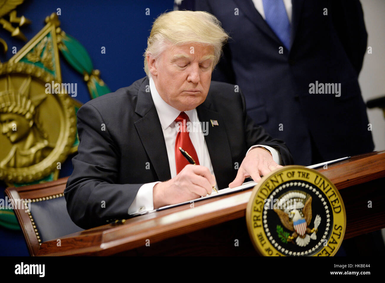 Washington, Us. 27 Jan, 2017. Le Président des Etats-Unis, Donald Trump signe les décrets dans le panthéon des héros au ministère de la Défense à Washington, le 27 janvier 2017. Crédit : Olivier Douliery/Piscine via CNP - AUCUN FIL SERViCE - Photo : Olivier Douliery/consolidé/dpa/Alamy Live News Banque D'Images