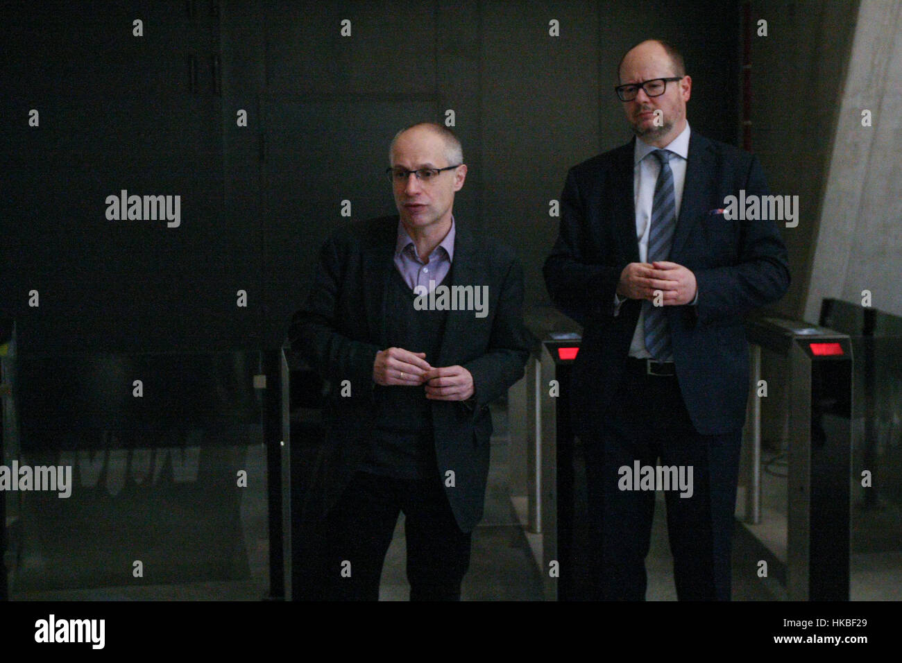 Gdansk, Pologne. 28 janvier, 2017. Pawel Machcewicz (L) - Le directeur du musée, et maire de Gdansk Pawel Adamowicz sont vus le 28 janvier 2017 à Gdansk, Pologne . Le musée présente des expériences de guerre, la Pologne et les autres pays d'Europe centrale et orientale.est vu le 28 janvier 2017 à Gdansk, Pologne . Le musée présente des expériences de guerre, la Pologne et les autres pays d'Europe centrale et orientale. Credit : Michal Fludra/Alamy Live News Banque D'Images