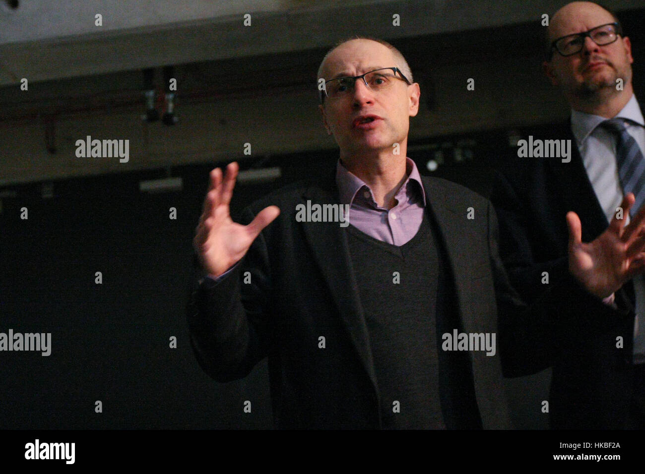 Gdansk, Pologne. 28 janvier, 2017. Pawel Machcewicz (L) - Le directeur du musée, et maire de Gdansk Pawel Adamowicz sont vus le 28 janvier 2017 à Gdansk, Pologne . Le musée présente des expériences de guerre, la Pologne et les autres pays d'Europe centrale et orientale.est vu le 28 janvier 2017 à Gdansk, Pologne . Le musée présente des expériences de guerre, la Pologne et les autres pays d'Europe centrale et orientale. Credit : Michal Fludra/Alamy Live News Banque D'Images