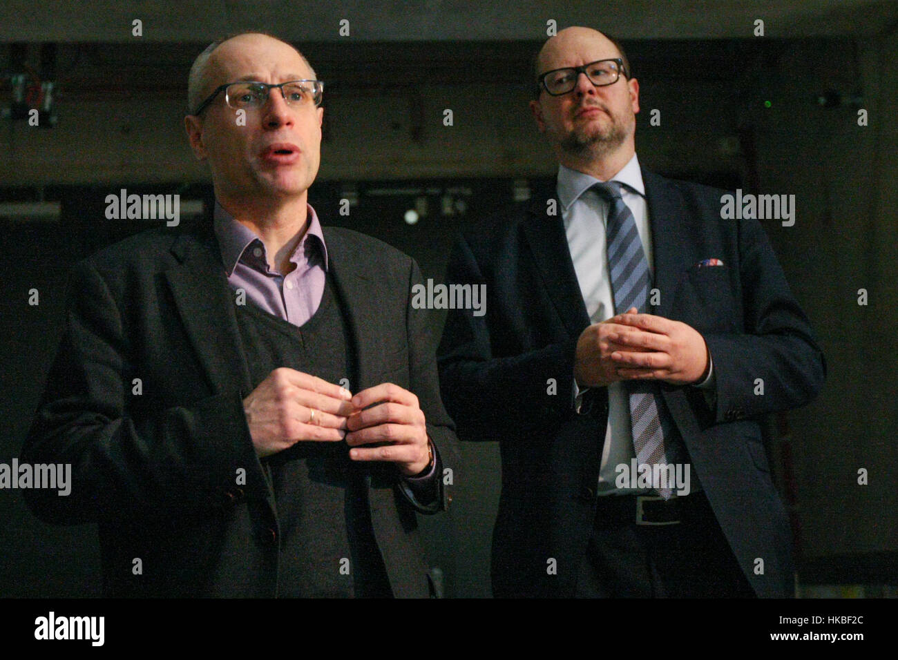 Gdansk, Pologne. 28 janvier, 2017. Pawel Machcewicz (L) - Le directeur du musée, et maire de Gdansk Pawel Adamowicz sont vus le 28 janvier 2017 à Gdansk, Pologne . Le musée présente des expériences de guerre, la Pologne et les autres pays d'Europe centrale et orientale.est vu le 28 janvier 2017 à Gdansk, Pologne . Le musée présente des expériences de guerre, la Pologne et les autres pays d'Europe centrale et orientale. Credit : Michal Fludra/Alamy Live News Banque D'Images