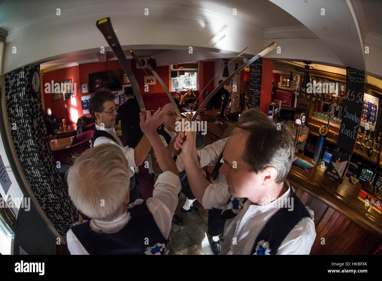 Nottingham, UK, samedi 28 janvier 2017, le rappeur épée danseurs visiter Nottingham pubs, 'Crédit : Guy Berresford/Alamy Live News' Banque D'Images