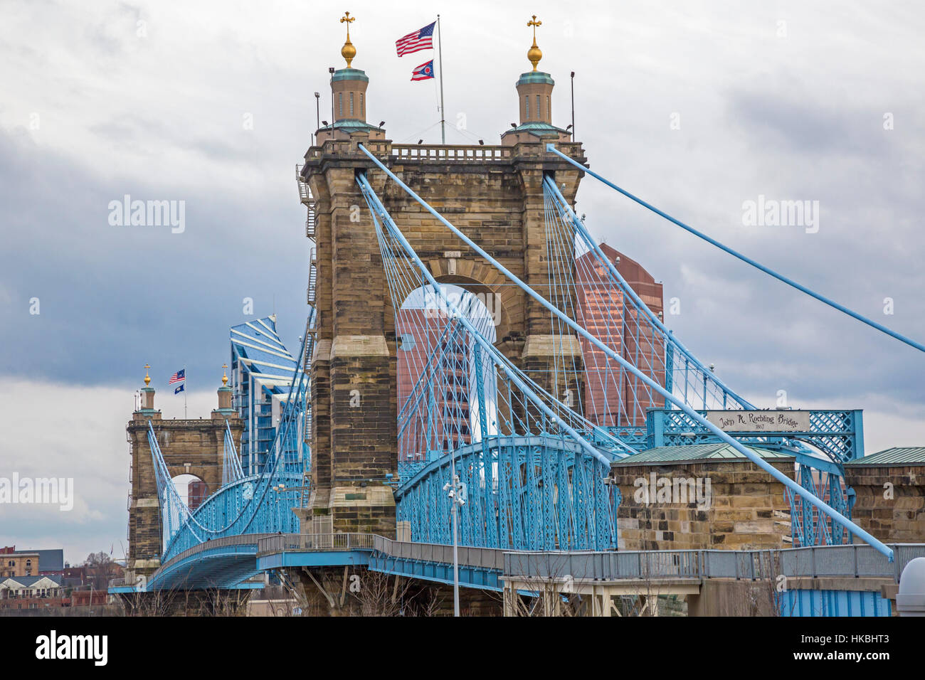 Cincinnati, Ohio - le John A. Roebling suspension bridge enjambe la rivière Ohio, la connexion avec Cincinnati Covington, Kentucky. Banque D'Images