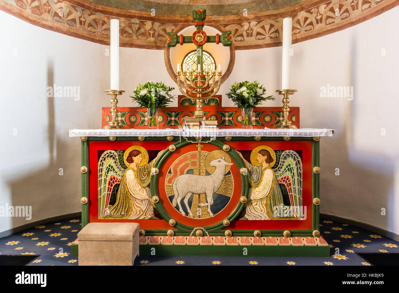 Autel avec deux anges et l'Agneau de Dieu sur l'autel est un chandelier à sept branches, Tveje Merlose, Danemark - le 23 janvier 2017, Banque D'Images