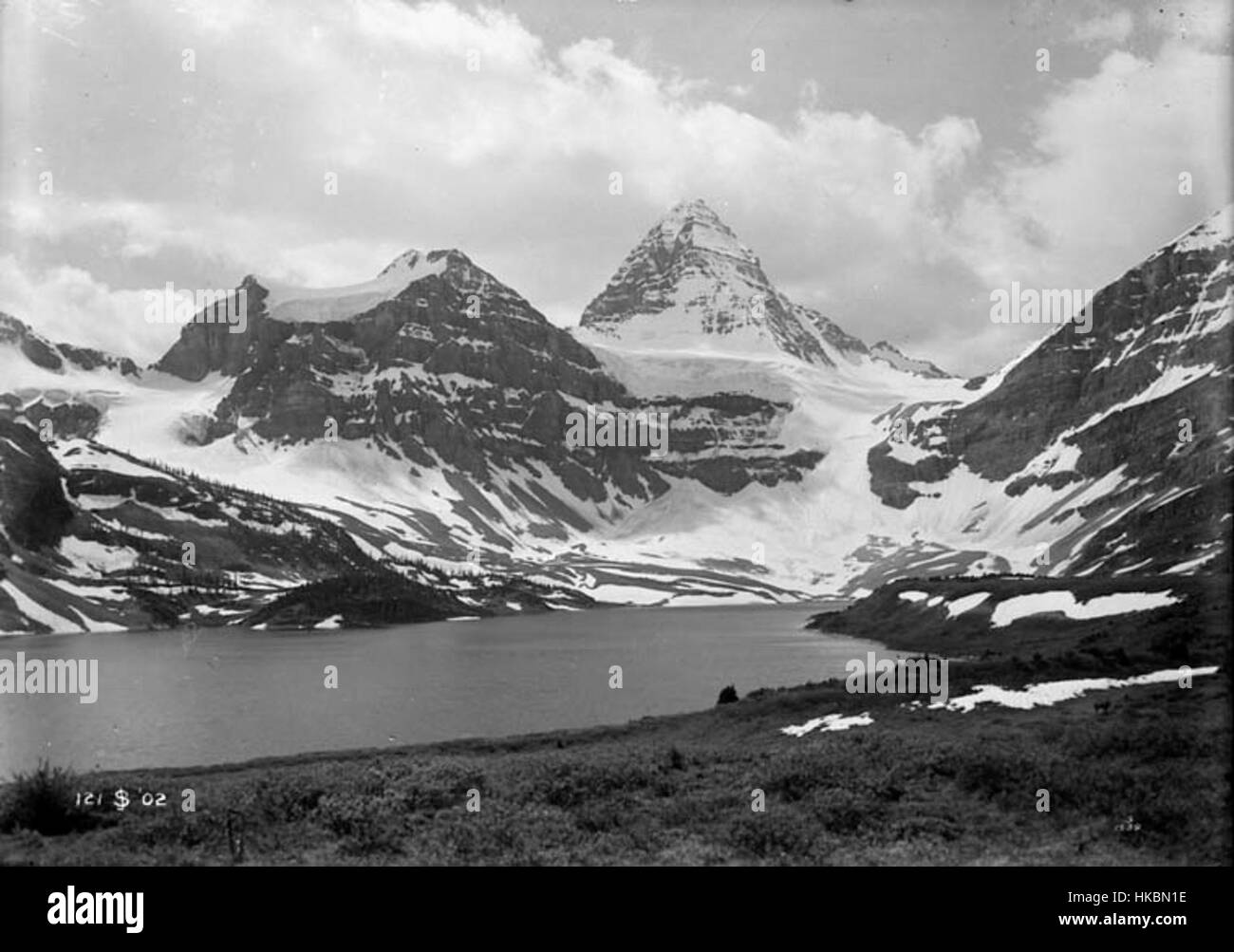 Le mont Assiniboine, situé dans les Rocheuses canadiennes, est connu pour sa forme pyramidale saisissante et ses superbes paysages alpins. La montagne est une destination populaire pour les randonneurs et les grimpeurs explorant la beauté naturelle de l'Alberta. Banque D'Images