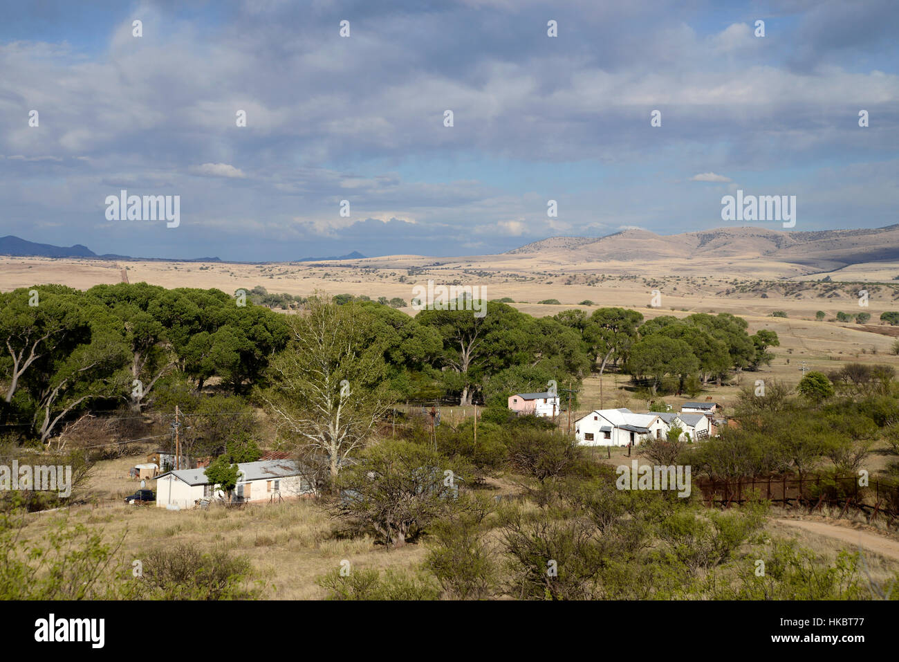 Un mur sépare les maisons et définit la frontière mexicaine à Sonora, au Mexique, comme vu de Lochiel, Arizona, USA. Banque D'Images