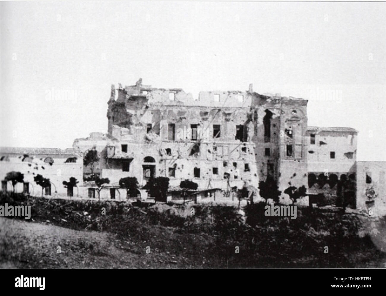 *Casino Savorelli*, peint en 1849, est une représentation artistique de l'historique Casino Savorelli, qui était un lieu de divertissement. La peinture met en valeur l'architecture et l'activité sociale associées à l'emplacement au milieu du XIXe siècle. Banque D'Images