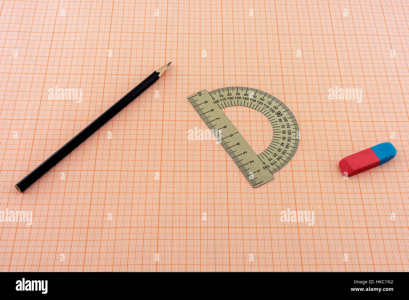 Sur une feuille de papier graphique sont des accessoires pour le dessin Banque D'Images