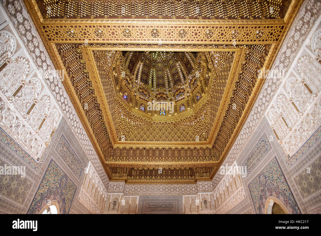 Plafond orné de mausolée Mohammed V à Rabat Banque D'Images