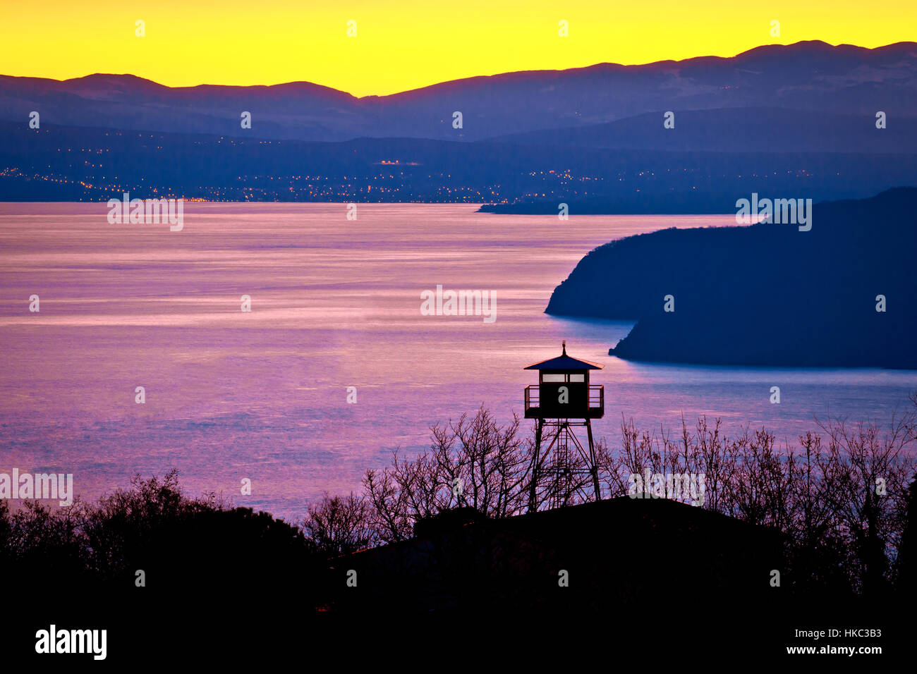 Tour d'observation au-dessus de la baie de Kvarner dans golden dawn, Croatie Banque D'Images