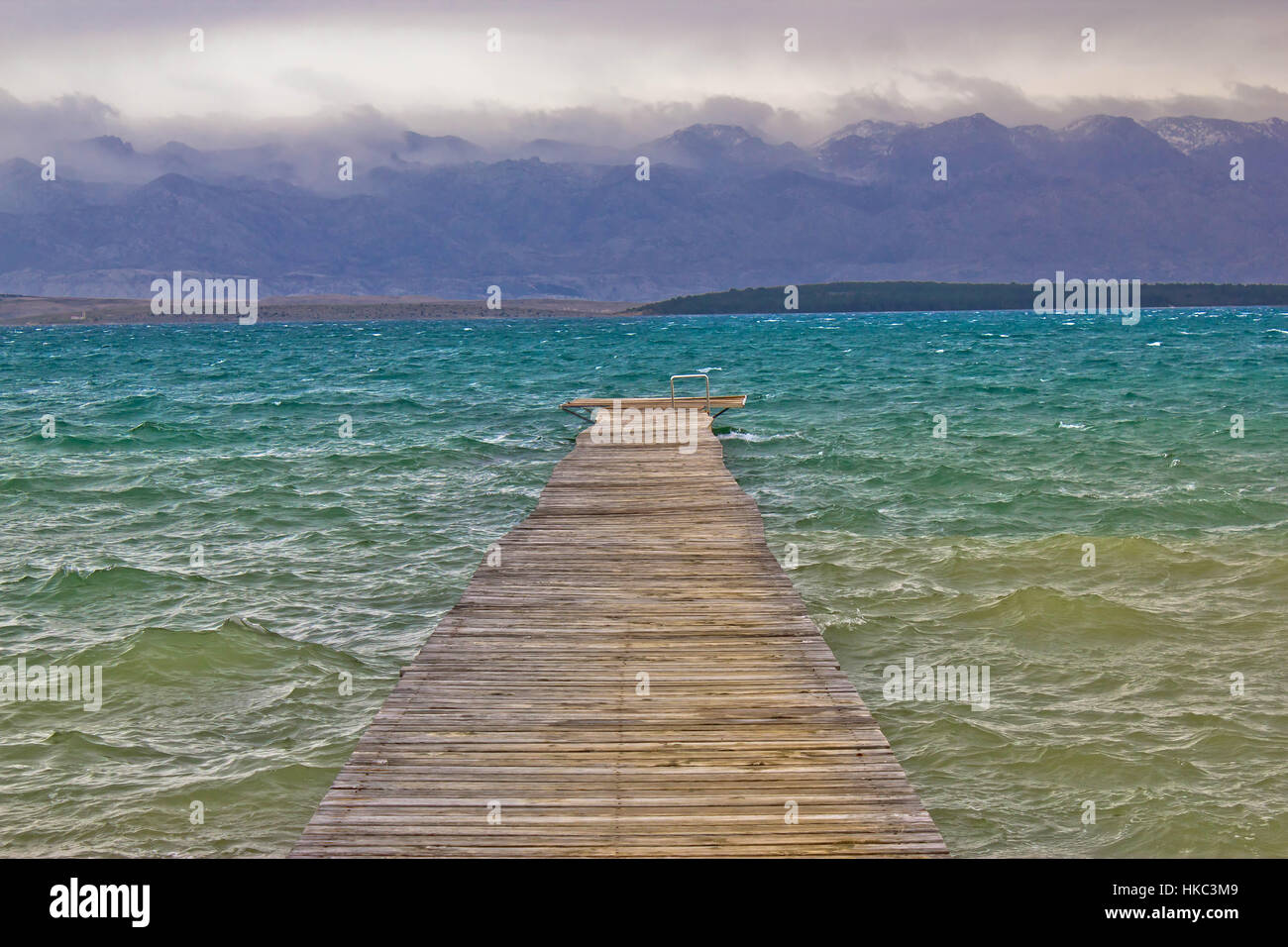 Mer agitée et Foggy Mountain promenade en bois, la montagne du Velebit, Croatie Banque D'Images