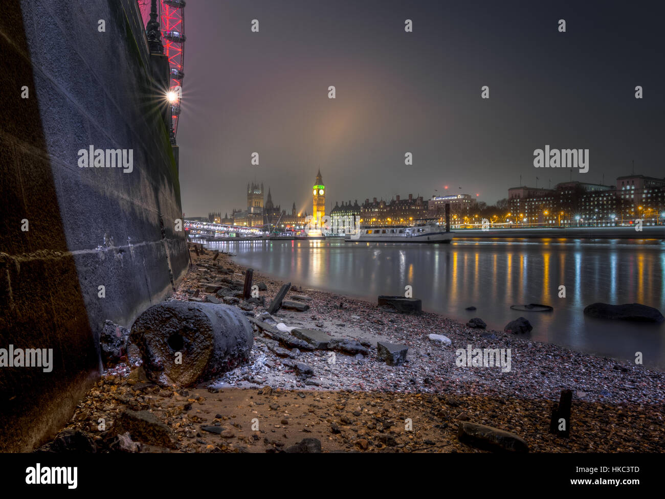 La ville de Londres avec Big Ben et des chambres du parlement dans l'arrière-plan et thames plage à marée basse à l'avant-plan Banque D'Images