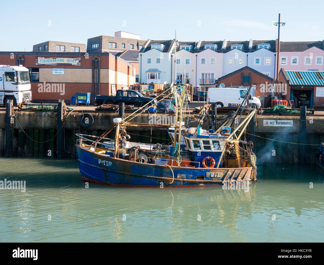 Un bateau de pêche amarré au quai de carrossage, Portsmouth, Angleterre. Banque D'Images