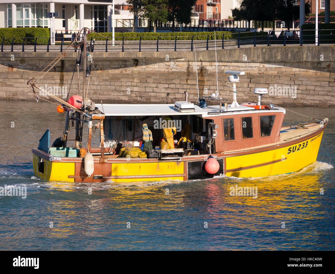 Un chalutier côtier entre dans le port de Portsmouth Banque D'Images
