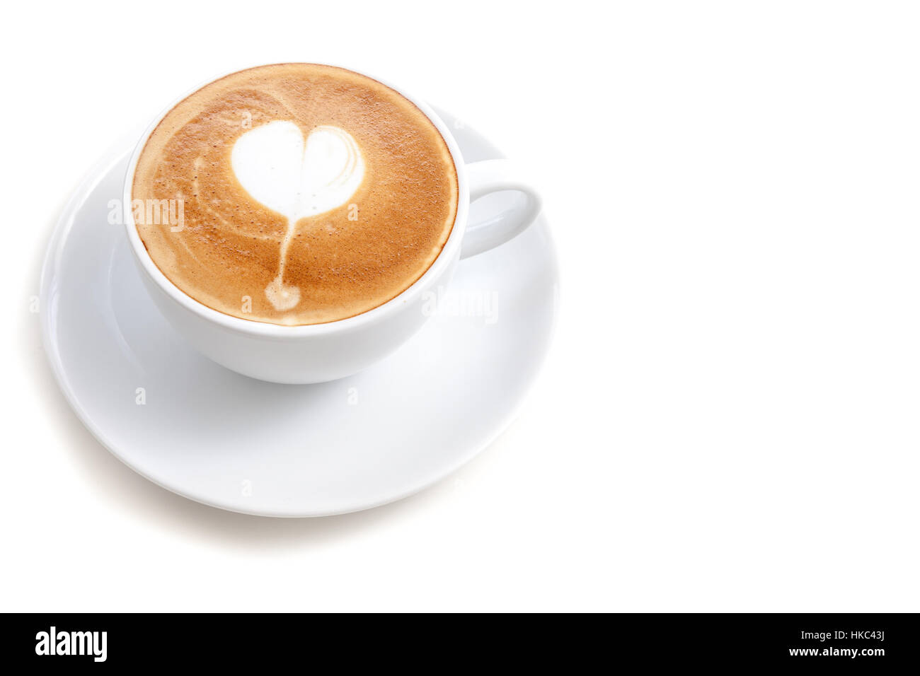 Tasse de café latte art forme de coeur sur fond blanc isolé, alignement à gauche Banque D'Images