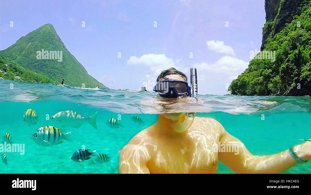 Une plongée en apnée en selfies (off) Sugar Beach, St Lucia en utilisant une GoPro. Banque D'Images