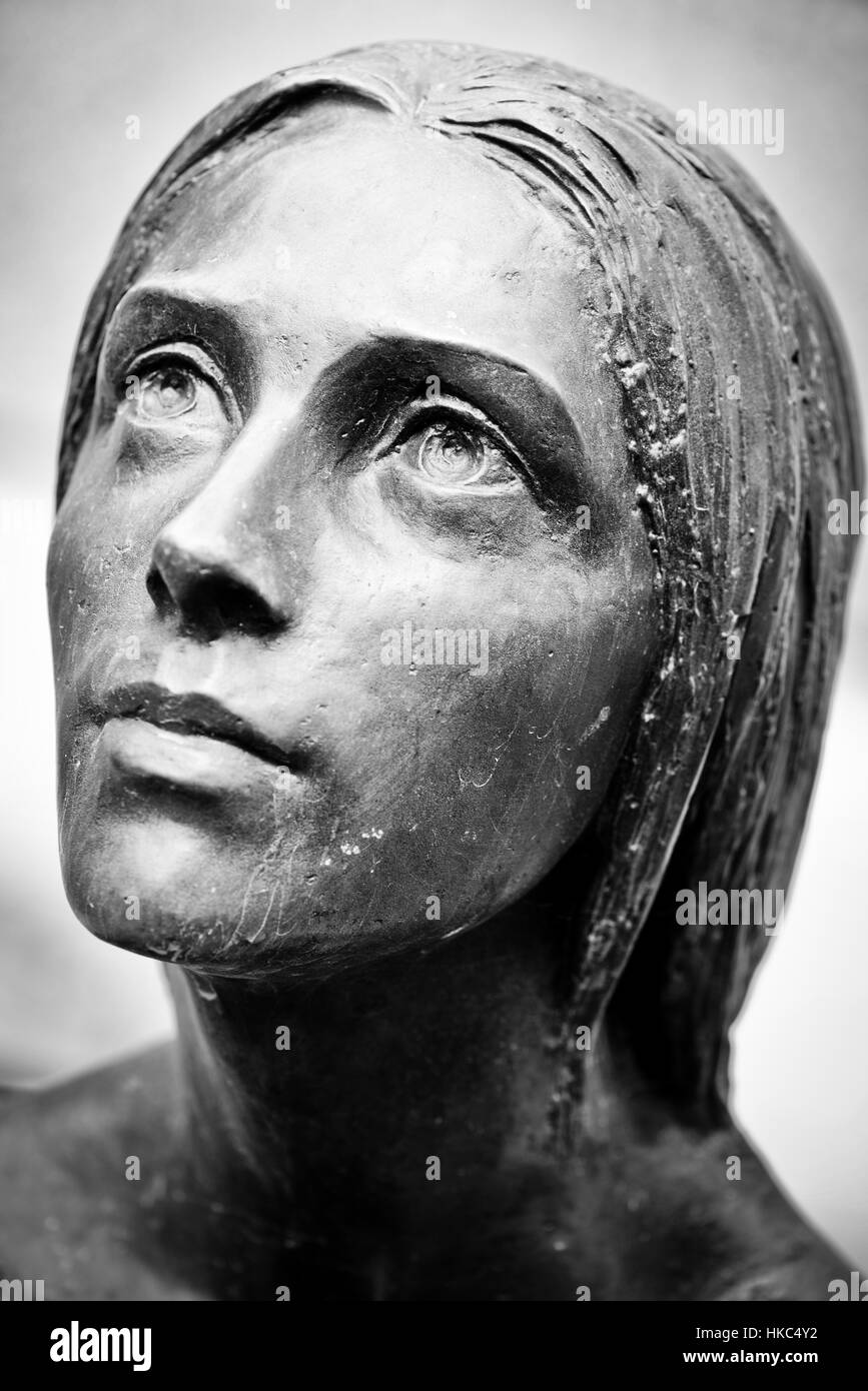 Bronze sculpture visage femme tombstone Banque D'Images