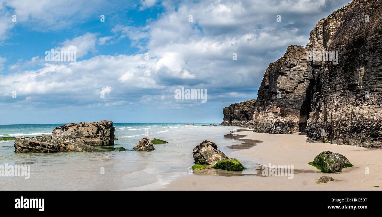 La plage de sable tropicale avec ciel clair à la marée basse. Les cathédrales plage (Playa de las catedrales) Espagne Banque D'Images