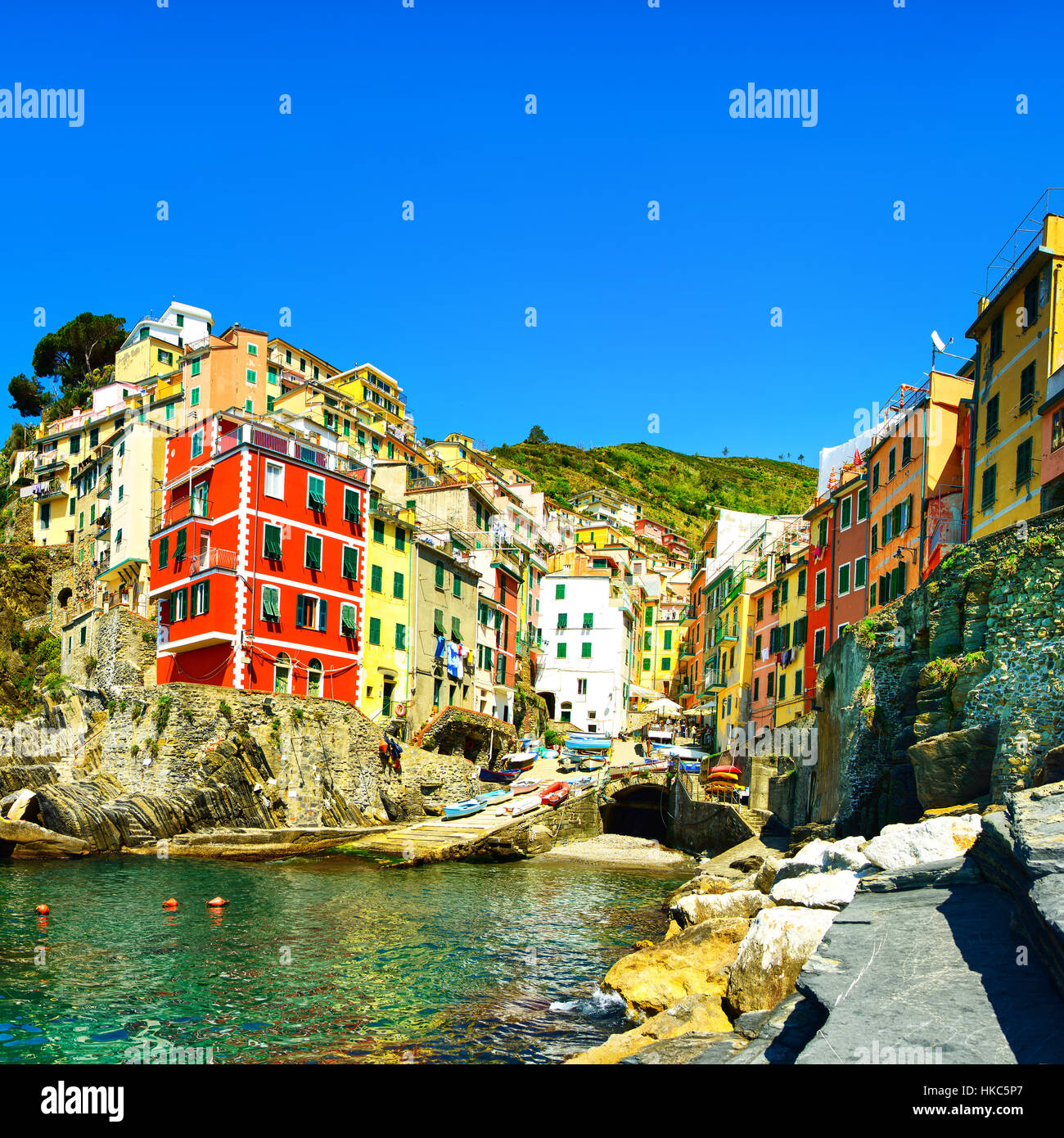 Riomaggiore village sur falaise rochers et mer au coucher du soleil., Paysage marin dans cinq terres, Parc National des Cinque Terre, la Ligurie Italie Europe. Banque D'Images