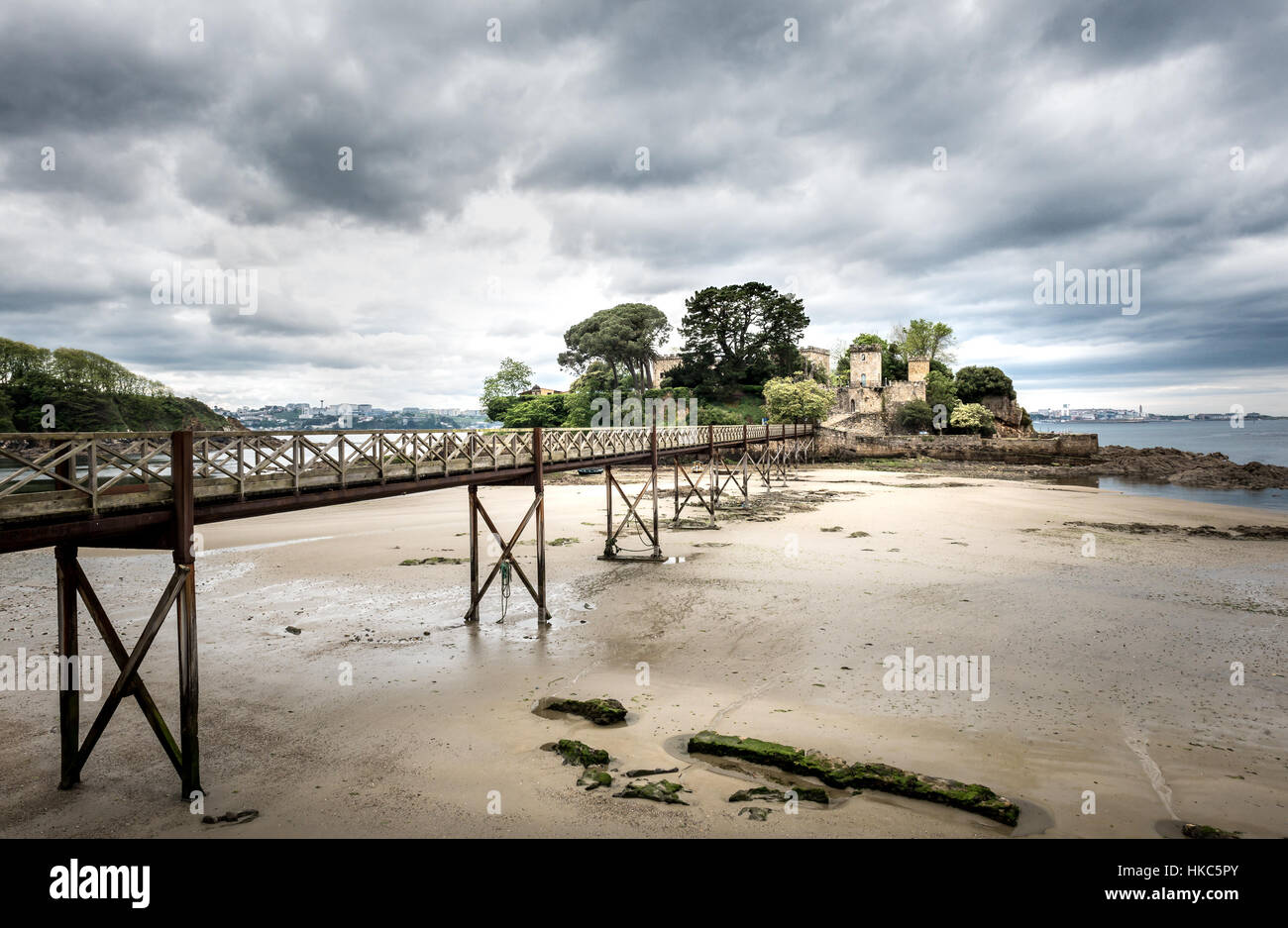 Photo de paysage ancien pont de l'île de Santa Cruz, Oleiros, Rias Altas, A Coruna, Espagne à marée basse. Banque D'Images