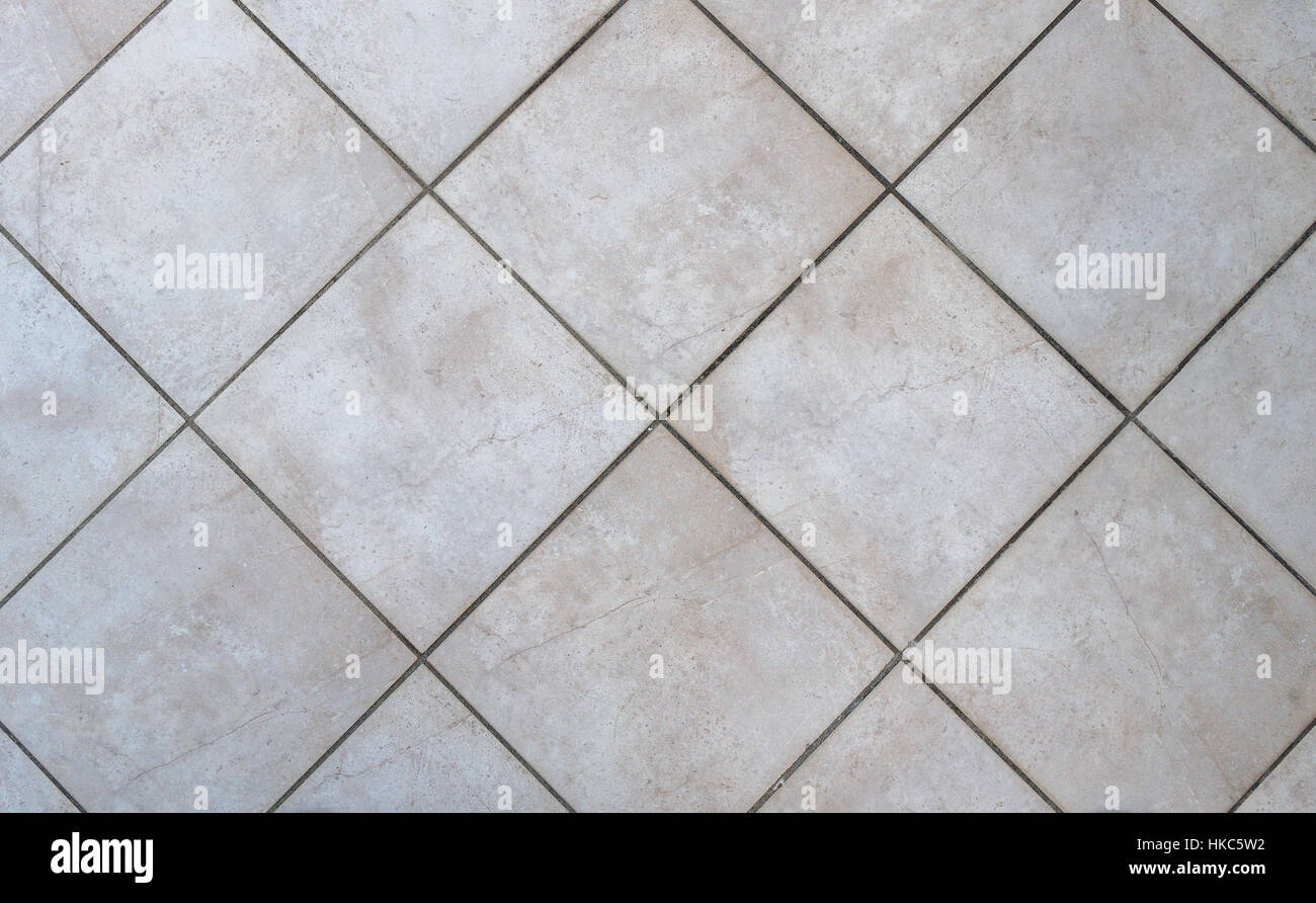 Carreaux de salle de bain intérieur carreaux. Droit de l'intérieur avec revêtement beige gris béton. Banque D'Images