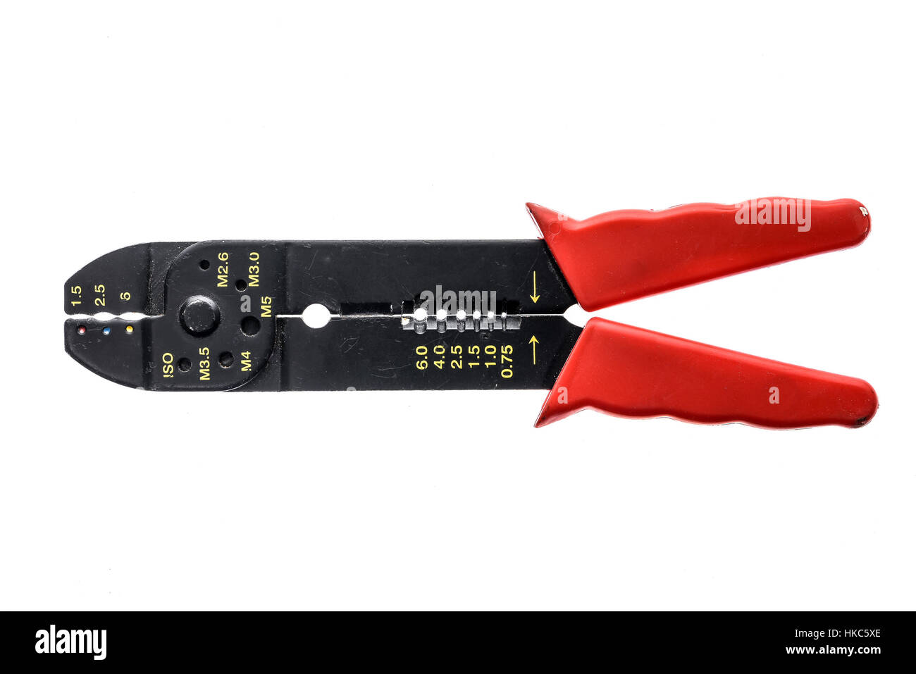 Fil d'acier de précision vieux coupe-câbles et pinces d'arasement isolé sur fond blanc. Banque D'Images