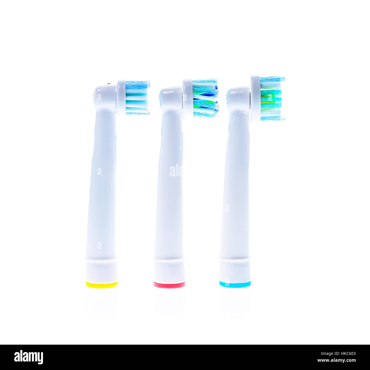Brosse à dents électrique différentes têtes de remplacement avec la couleur des bagues, isolé sur fond blanc. Banque D'Images