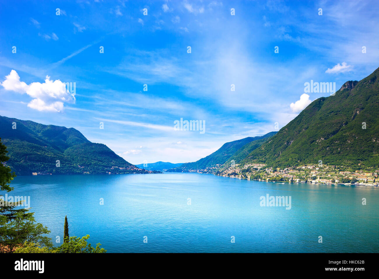 Lac de Côme paysage. Village de Cernobbio, les arbres, l'eau et les montagnes. L'Italie, l'Europe. Banque D'Images