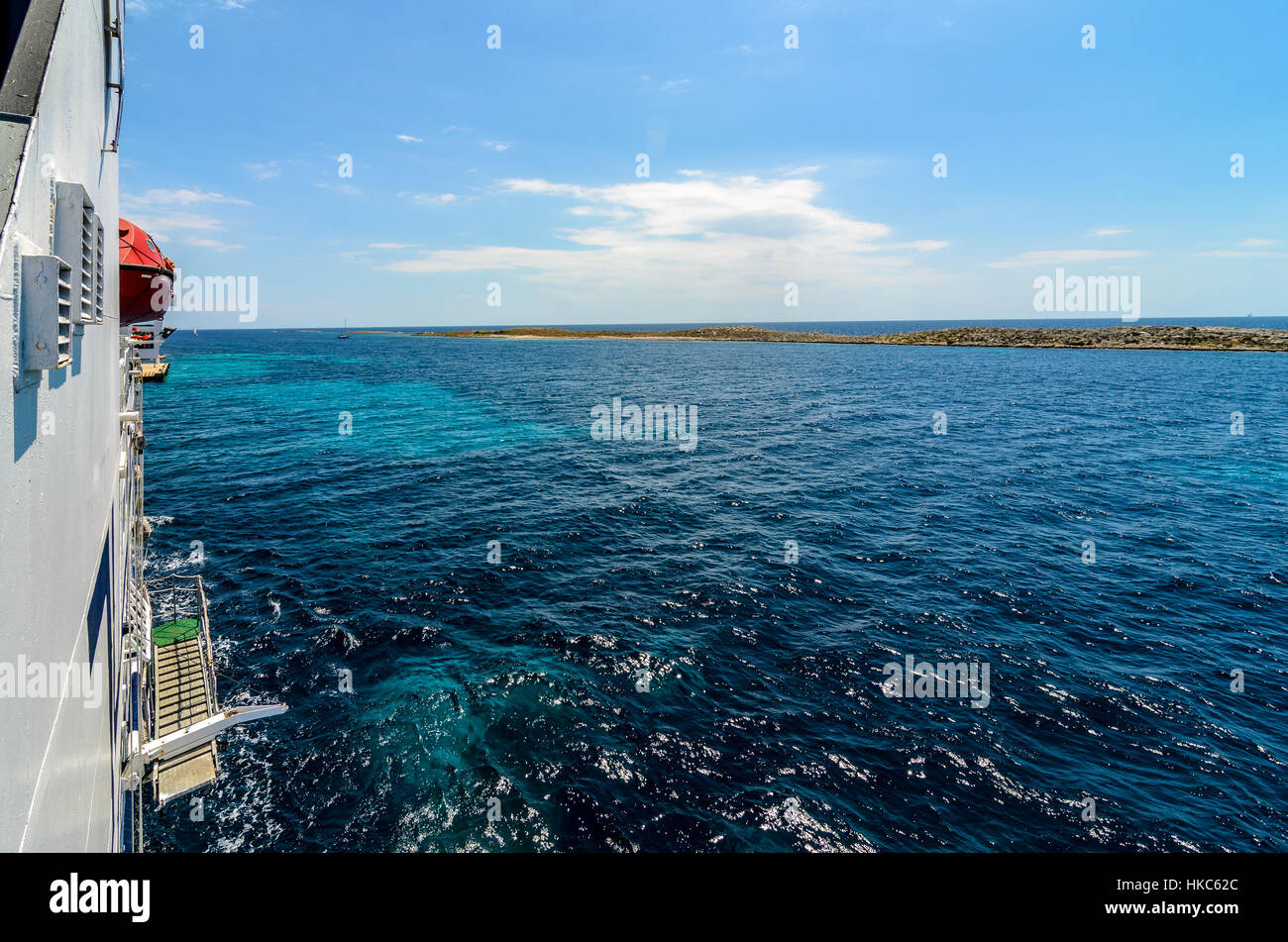 Côté tribord d'un bateau sur la mer Adriatique. Le service d'un navire géant de croisière à travers l'océan bleu et un ciel clair. Banque D'Images