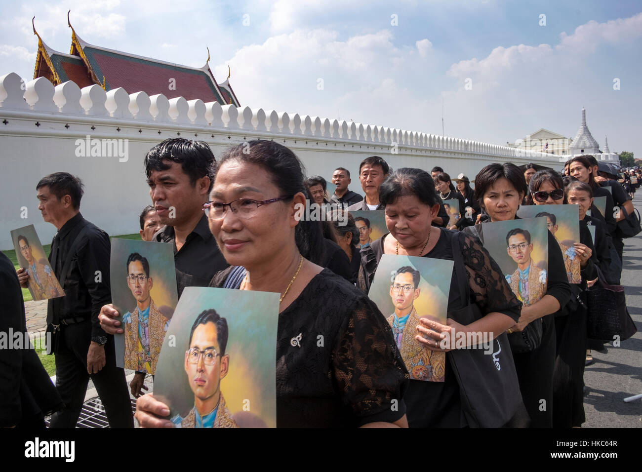 Les membres du public admis pour la première fois d'entrer dans la salle du trône de prier pour le Roi Bhumibol Adulyadej Banque D'Images