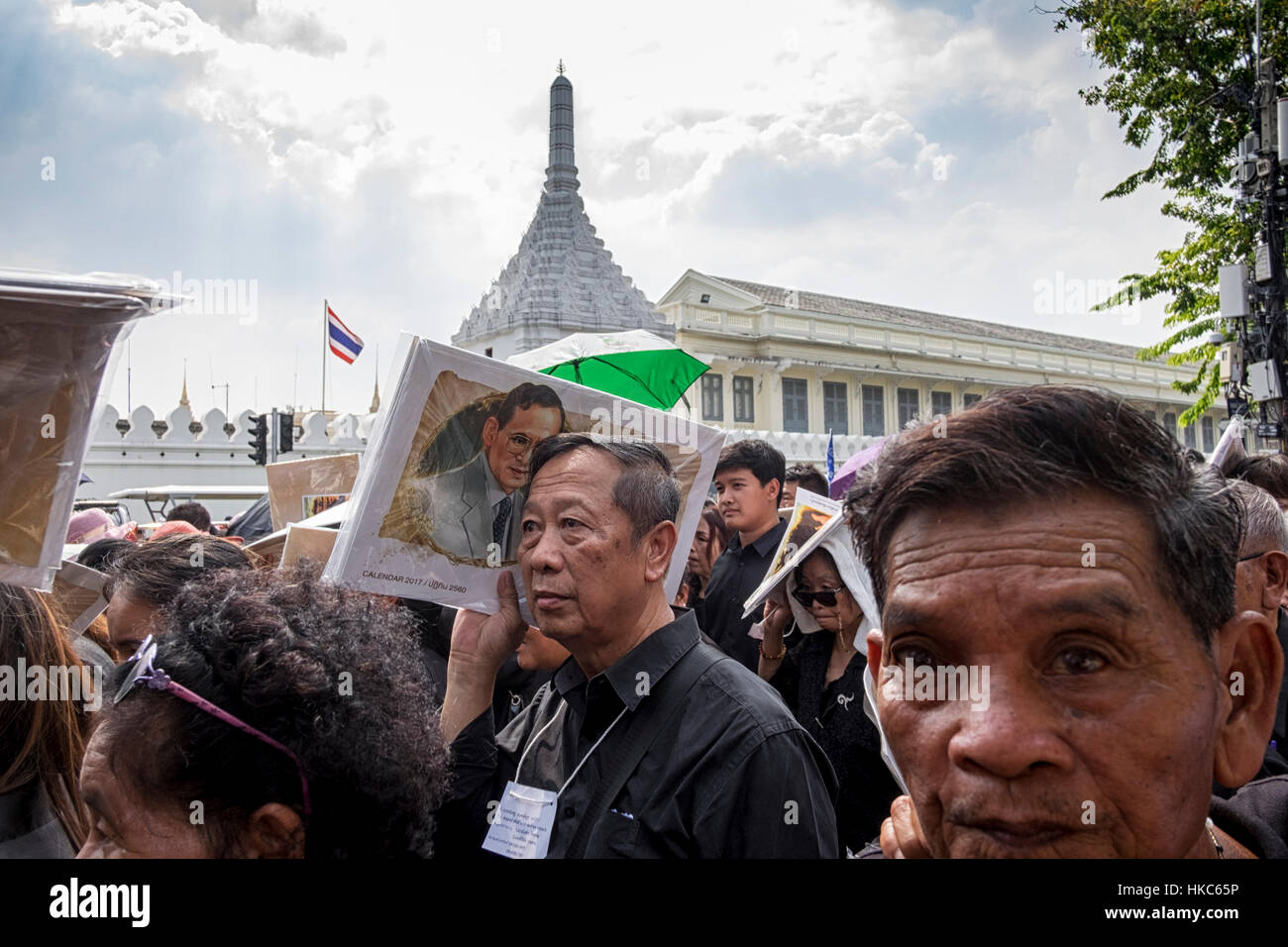 Les hommes et les femmes dans une longue file d'attente des milliers, à l'extérieur du Palace attendent leur tour pour entrer dans le Grand Palais. Banque D'Images