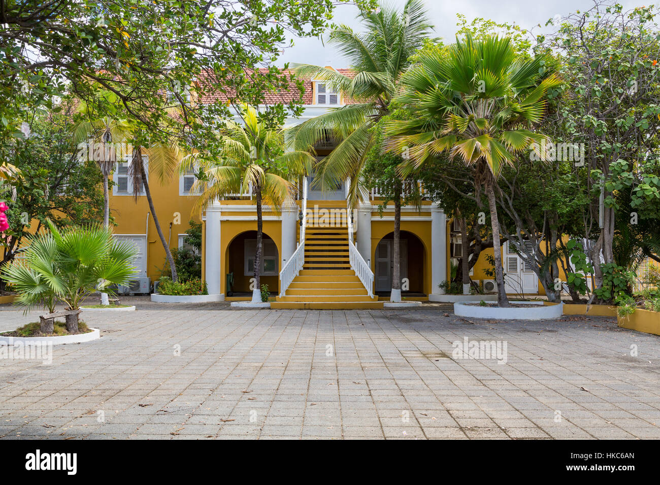 Ancien édifice du gouvernement de plâtre jaune dans Bonaire Banque D'Images